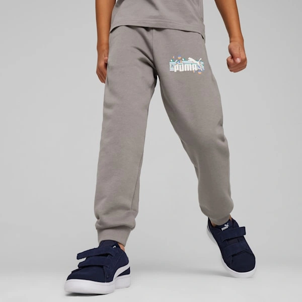 ESS+ SUMMER CAMP Malčki Sweatpants | PUMA Poletje, zabava in udobje za vaše male raziskovalce!